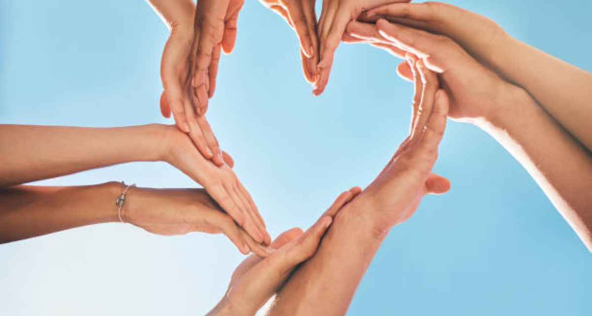 Mit mehreren Händen geformtes Herzsymbol